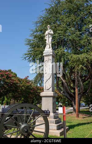 Il monumento confederato 'i nostri morti confederati, e il suo cannone e marcatore a caricamento di muzzle, sono il luogo di polemiche in corso a Walhalla, SC. Foto Stock