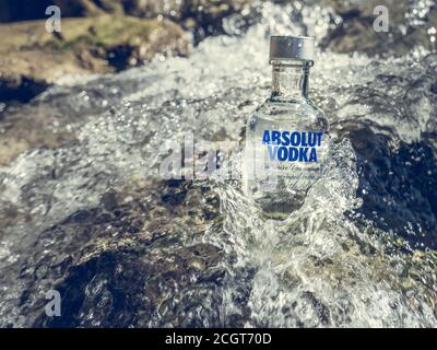 Brasov/Romania - 08.28.2020: Una bottiglia di Absolut Vodka nelle acque di un torrente di montagna Foto Stock