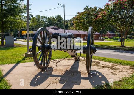 Il monumento confederato 'i nostri morti confederati, e il suo cannone e marcatore a caricamento di muzzle, sono il luogo di polemiche in corso a Walhalla, SC. Foto Stock