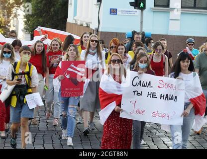 Kiev, Ucraina. 12 settembre 2020. Le donne frequentano il cosiddetto "Marca della solidarietà con le donne bielorusse" a Kiev, Ucraina, il 12 settembre 2020. I membri della comunità bielorussa in Ucraina e gli attivisti ucraini hanno tenuto la marcia della solidarietà con i bielorussi che protestano contro i risultati delle elezioni presidenziali. Credit: Serg Glovny/ZUMA Wire/Alamy Live News Foto Stock