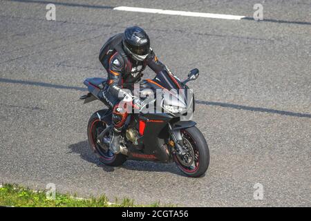 Motociclista Honda Fireblade; trasporto a due ruote, motociclette, veicoli, strade, motociclette, motociclisti a Chorley, Regno Unito Foto Stock