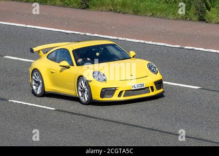 2017 Porsche 911 GT3 gialla; veicoli in movimento per il traffico veicolare, automobili che guidano veicoli su strade del Regno Unito, motori, motori sulla rete autostradale M6. Foto Stock