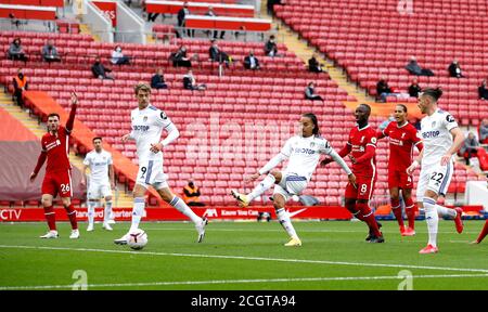 L'Helder Costa (centro) di Leeds United segna, ma viene poi escluso per l'offside durante la partita della Premier League ad Anfield, Liverpool. Foto Stock