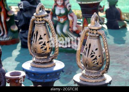 Lampada a lalten appeso decorativo, realizzata con fango di terra, decorazione artigianale tradizionale in argilla di lalten nel mercato indiano Foto Stock