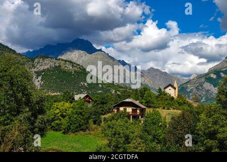 La Chapelle Saint Romain a Puy-Saint-Vincent, stazione sciistica, in estate, Parco Nazionale della Vanoise, Ecrins, Francia Foto Stock