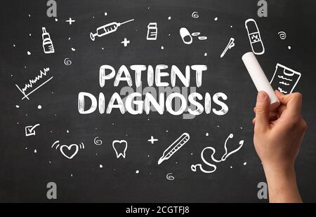 Disegno a mano la diagnosi del paziente iscrizione con gesso bianco sulla lavagna, concetto medico Foto Stock