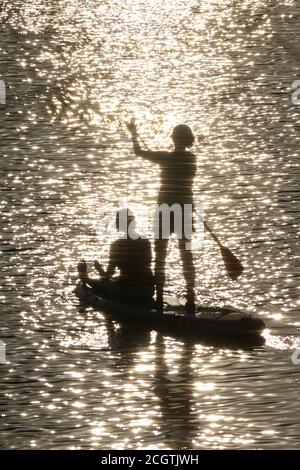 Colonia, Germania. 12 settembre 2020. I paddler in piedi potranno godersi la tarda serata estiva sul Fühlinger See. Credit: Henning Kaiser/dpa/Alamy Live News Foto Stock