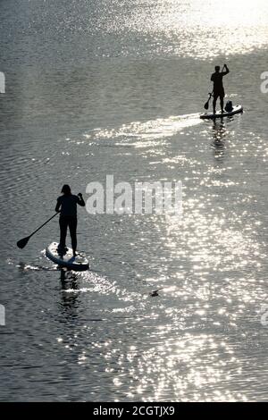 Colonia, Germania. 12 settembre 2020. I paddler in piedi potranno godersi la tarda serata estiva sul Fühlinger See. Credit: Henning Kaiser/dpa/Alamy Live News Foto Stock