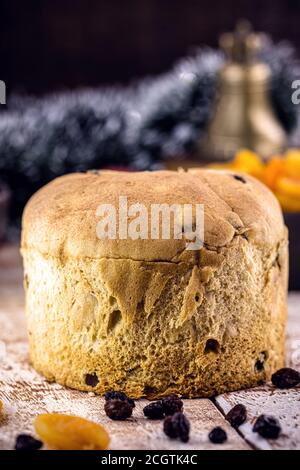 Tradizionale panettone natalizio con uvetta e noci, tradizione natalizia brasiliana e italiana Foto Stock