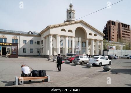 L'edificio dell'ex aeroporto di Severny (1954) è un Stalin-era edificio con persone e auto nella piazza Di fronte nella città di Krasnoyars Foto Stock