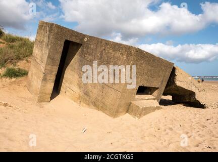 Vecchia cassetta di cemento su una spiaggia Foto Stock