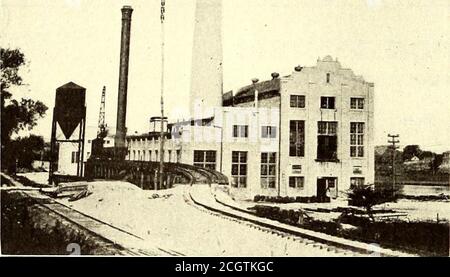 . Giornale ferroviario elettrico . Le caratteristiche costruttive della Chicago, Lake Shore & South Bend Railway sono state descritte nel Electric Rail-Way Journal del 10 aprile 1909, pagina 674. La powerstation dell'azienda, descritta nelle pagine successive, genera tutta la corrente utilizzata per il funzionamento della nuova strada tra Pullman, 111. E Michigan City e South Bend, Ind. La corrente monofase viene distribuita direzioneal carrello a 6600 volt e alle stazioni statiche del trasformatore a 33,000 volt. Lo schema elettrico a pagina 728illustra i collegamenti principali tra la generazione e la distribuzione Foto Stock