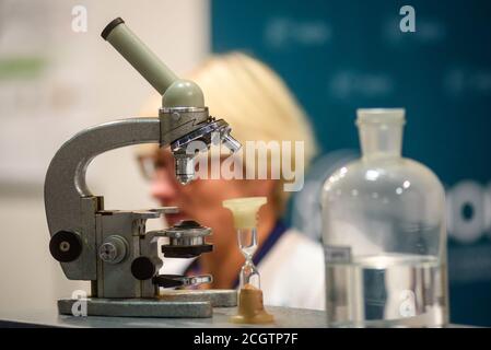 RIGA, LETTONIA. 12 settembre 2020. Microscopio presso lo stand della BIOR, durante la fiera internazionale DI RIGA FOOD 2020. Foto Stock