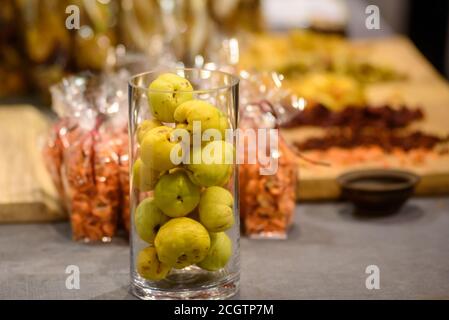 RIGA, LETTONIA. 12 settembre 2020. Frutta di mele cotogne alla mostra internazionale DI RIGA FOOD 2020. Foto Stock