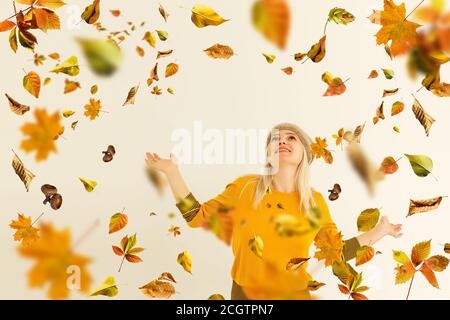 Donna autunno. Caduta. Beauty girl con foglie autunnali luminose femmina con autunno, isolato su bianco. Foto Stock