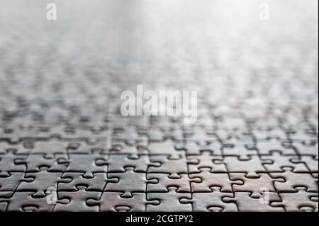 Puzzle completato con tutti i pezzi in posizione. Messa a fuoco selettiva per una gamma ristretta. Foto Stock