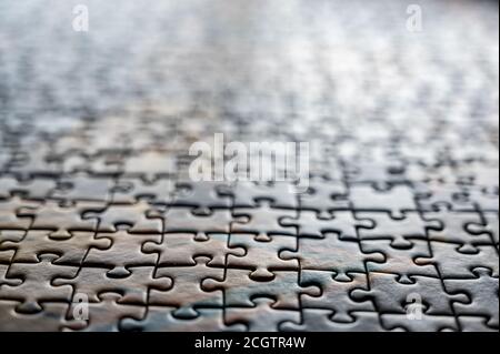 Puzzle completato con tutti i pezzi in posizione. Messa a fuoco selettiva per una gamma ristretta. Foto Stock