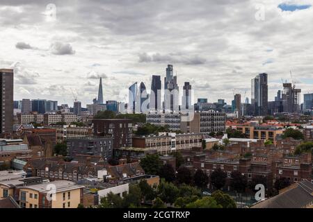 Skyline di Londra, Inghilterra, Regno Unito visto da Tower Hamlets, tra cui The Shard, Cheesegrater, Walkie Talkie e il Gherkin Foto Stock