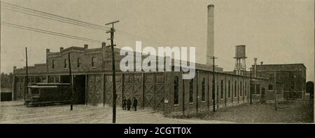 . La rassegna della ferrovia di strada. Il tempo di percorrenza circa i^ miglio). Ci sono 6,580 piedi lineal di macadam posato 5 poll. Profondo in pista be-tween ringhiere. Il macadam è stato posto vicino a ogni rotaia e verso sinistra per le ruote dell'auto per tagliare le loro scanalature. Per circa 18 miglia la strada è su una destra privata, la REST 880 STREET RAILWAY REVIEW. [Vol XI, n. 12. Essendo sulla strada pubblica. Sono stati necessari alcuni tagli lunghi euna parte considerevole del lavoro su pista era in terreno allagato, neces-sitating ghiaia di trasporto per il sottograde, e molto prurito e drenaggio. Una grande palude che è stata incontrata ha dovuto essere toracica Foto Stock