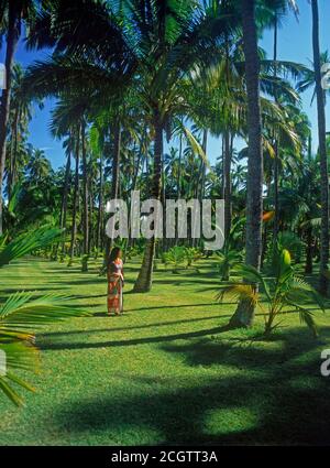 Donna che indossa sarong in Coconut Grove sull isola di Kauai Foto Stock
