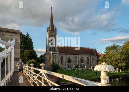 All Saints Church a Marlow, una pittoresca cittadina di mercato nel Buckinghamshire, Inghilterra, Regno Unito, dal ponte sospeso sul Tamigi Foto Stock