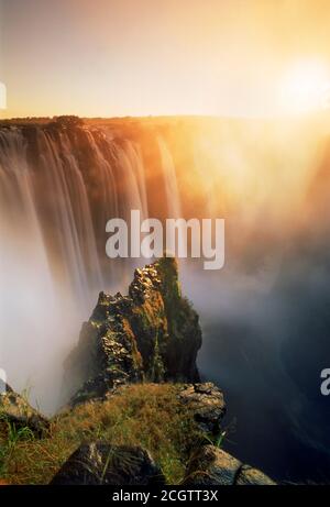 Victoria Falls dallo Zambia lato del fiume Zambesi a sunrise Foto Stock