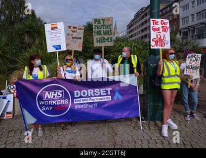 Dimostrazione di Dorset NHS Pay 15 a Bournemouth. I lavoratori dell'NHS hanno intrapreso una giornata nazionale di azione per la giustizia delle retribuzioni dell'NHS. Questa organizzazione di base sta chiedendo un aumento di paga del 15%. Il gruppo Dorset ha marciato dalla piazza della città al fronte spiaggia. Foto Stock