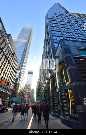 New York City, Stati Uniti d'America - 6 dicembre 2019. Fifth Avenue vista strada nel mese di dicembre, New York City, Stati Uniti Foto Stock