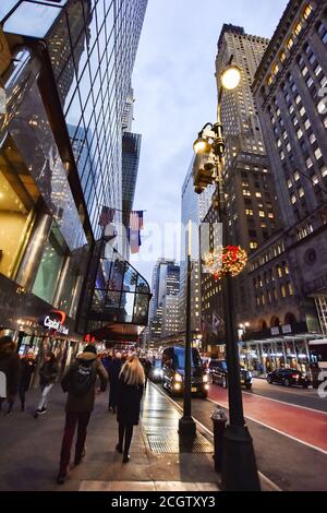 New York City, Stati Uniti d'America - 6 dicembre 2019. Fifth Avenue vista strada nel mese di dicembre, New York City, Stati Uniti Foto Stock