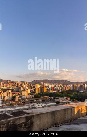 Panorama di Belo Horizonte al tramonto Foto Stock