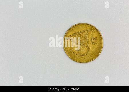 Il mezzo sheqel della moneta israeliana moderna ha usato il closeup sullo sfondo bianco (1/2 sheqel), lato posteriore Foto Stock