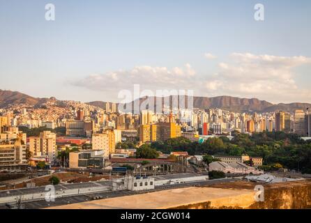 Panorama di Belo Horizonte al tramonto Foto Stock