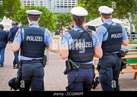 FRANCOFORTE, GERMANIA - 11 SETTEMBRE 2019: Pattugliamento della polizia tedesca al Salone dell'automobile IAA di Francoforte 2019. Foto Stock