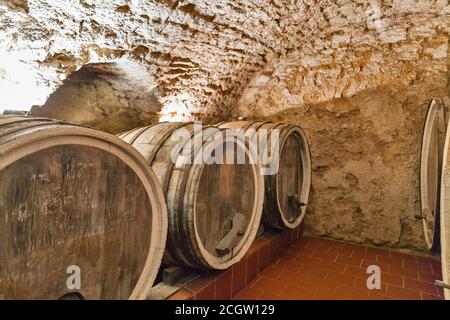 Vino botti di rovere in legno chiocciatura in cantina antica. Foto Stock