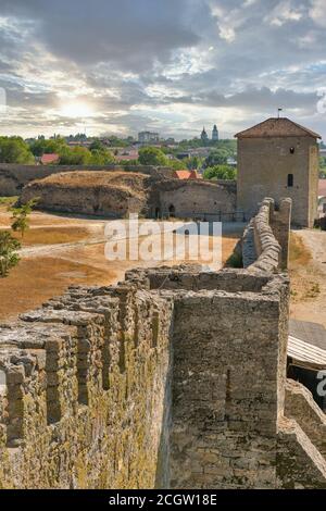 Antica Bilhorod-Dnistrovskyi o fortezza Akkerman sulla riva dell'estuario in Ucraina. Paesaggio urbano e Torre Pushkin in lontananza. Foto Stock