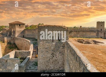 Antica Bilhorod-Dnistrovskyi o fortezza Akkerman in Ucraina. Cancello principale con suggestivo paesaggio nuvoloso. Foto Stock