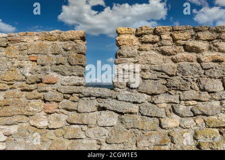 Mura dell'antica fortezza di Bilhorod-Dnistrovskyi o Akkerman sulla riva dell'estuario in Ucraina. Foto Stock