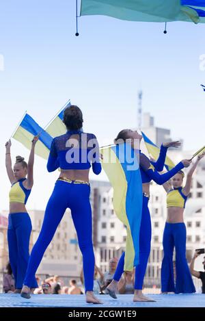 Kiev, Ucraina - 12 settembre 2020: Spettacolo di ginnastica ritmica con bandiere ucraine durante la celebrazione della Giornata della Cultura fisica e dello Sport in Ukrain Foto Stock