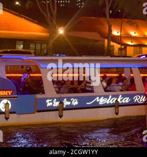 Malacca, Malesia - Gennaio, 01 2020: Vista del fiume Malacca di notte, un luogo popolare di vita notturna con bar e musica che è splendidamente illuminata, Notte Foto Stock