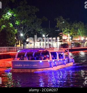 Malacca, Malesia - Gennaio, 01 2020: Vista del fiume Malacca di notte, un luogo popolare di vita notturna con bar e musica che è splendidamente illuminata, Notte Foto Stock