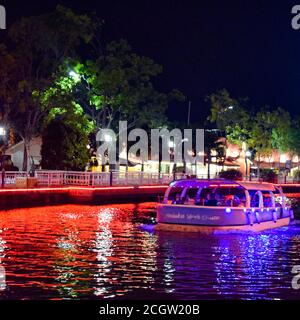 Malacca, Malesia - Gennaio, 01 2020: Vista del fiume Malacca di notte, un luogo popolare di vita notturna con bar e musica che è splendidamente illuminata, Notte Foto Stock