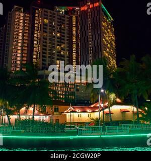 Malacca, Malesia - Gennaio, 01 2020: Vista del fiume Malacca di notte, un luogo popolare di vita notturna con bar e musica che è splendidamente illuminata, Notte Foto Stock