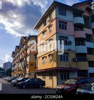 Malacca, Malesia - Gennaio, 01 2020: Vista del fiume Malacca durante la sera, un luogo popolare di vita notturna con bar e musica che è splendidamente illuminato Foto Stock