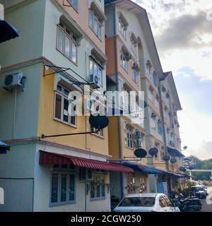 Malacca, Malesia - Gennaio, 01 2020: Vista del fiume Malacca durante la sera, un luogo popolare di vita notturna con bar e musica che è splendidamente illuminato Foto Stock