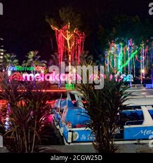 Malacca, Malesia - Gennaio, 01 2020: Vista del fiume Malacca di notte, un luogo popolare di vita notturna con bar e musica che è splendidamente illuminata, Notte Foto Stock