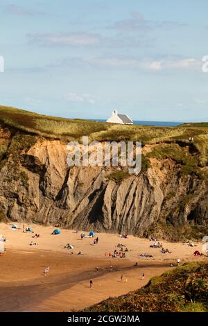 Mwnt Beach e Chiesa sulla scogliera. Cardigan, Ceredigion, Foto Stock