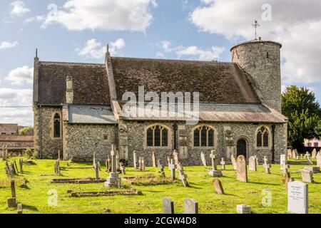 La chiesa anglosassone tondeggiante di St Mary a Burnham Deepdale sulla costa nord del Norfolk. Foto Stock