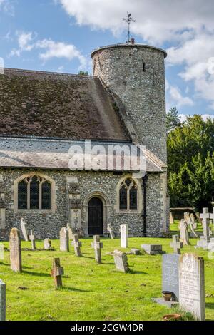 La chiesa anglosassone tondeggiante di St Mary a Burnham Deepdale sulla costa nord del Norfolk. Foto Stock