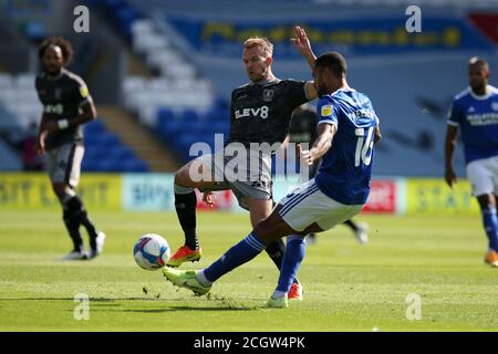 Cardiff, Regno Unito. 12 settembre 2020. Jordan Rhodes of Sheffield Wednesday sfida Curtis Nelson della città di Cardiff (16). EFL Skybet Championship, Cardiff City contro Sheffield mercoledì al Cardiff City Stadium di Cardiff, Galles, sabato 12 settembre 2020. Questa immagine può essere utilizzata solo per scopi editoriali. Solo per uso editoriale, è richiesta una licenza per uso commerciale. Nessun utilizzo nelle scommesse, nei giochi o nelle pubblicazioni di un singolo club/campionato/giocatore. pic di Andrew Orchard/Andrew Orchard sports photography/Alamy Live news Credit: Andrew Orchard sports photography/Alamy Live News Foto Stock