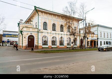 Un monumento architettonico Trading house di Savelyev XIX secolo si trova Sulla storica Central Lenin Street in città Foto Stock